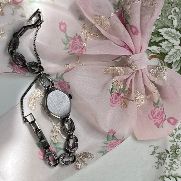 Rare Vintage Silver Metallic Chain Womens Watch - Picture 2 of 4